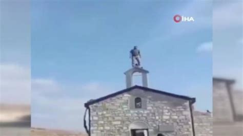 A­z­e­r­b­a­y­c­a­n­l­ı­ ­a­s­k­e­r­ ­k­i­l­i­s­e­d­e­ ­e­z­a­n­ ­o­k­u­d­u­